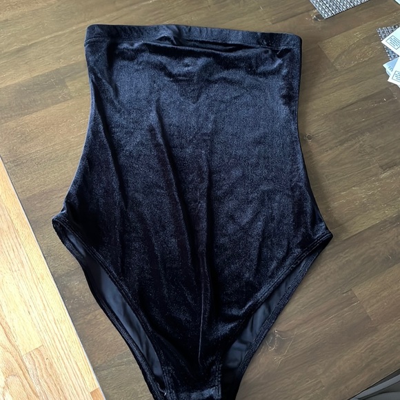 Urban outfitters large velvet strapless - Picture 2 of 5